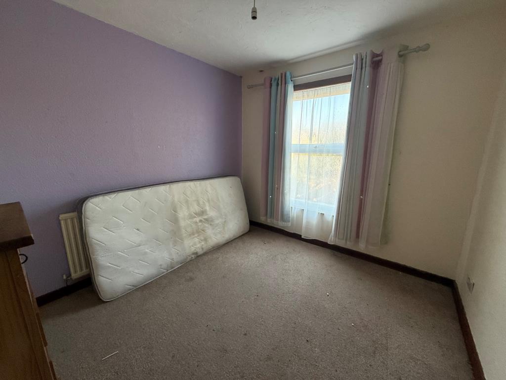 Lot: 141 - DETACHED FOUR-BEDROOM HOUSE FOR IMPROVEMENT - Carpeted 3rd bedroom with window and cupboard